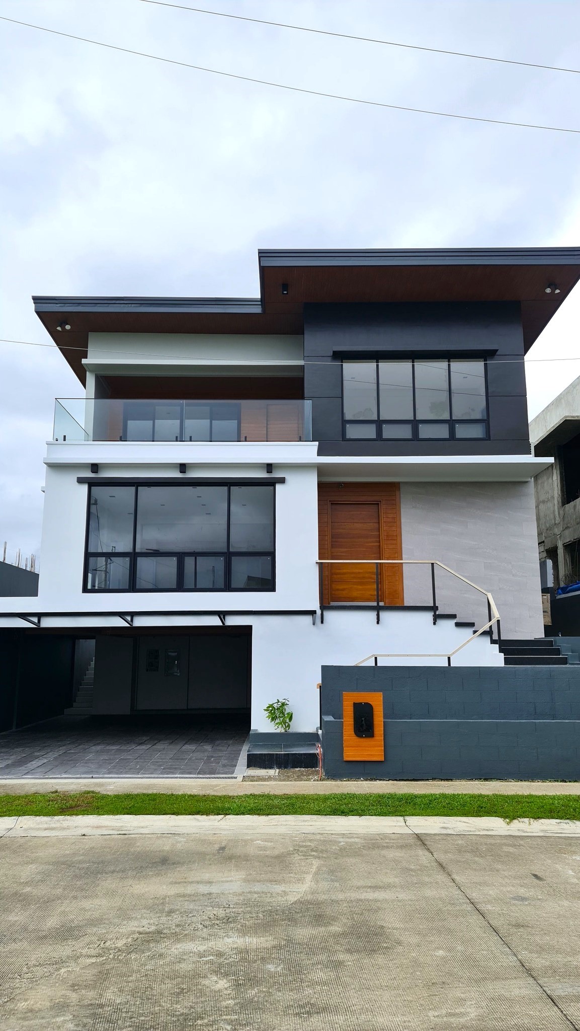 Modern4-BedroomHouseforSaleinMondiaNuvali,Laguna-1.jpg