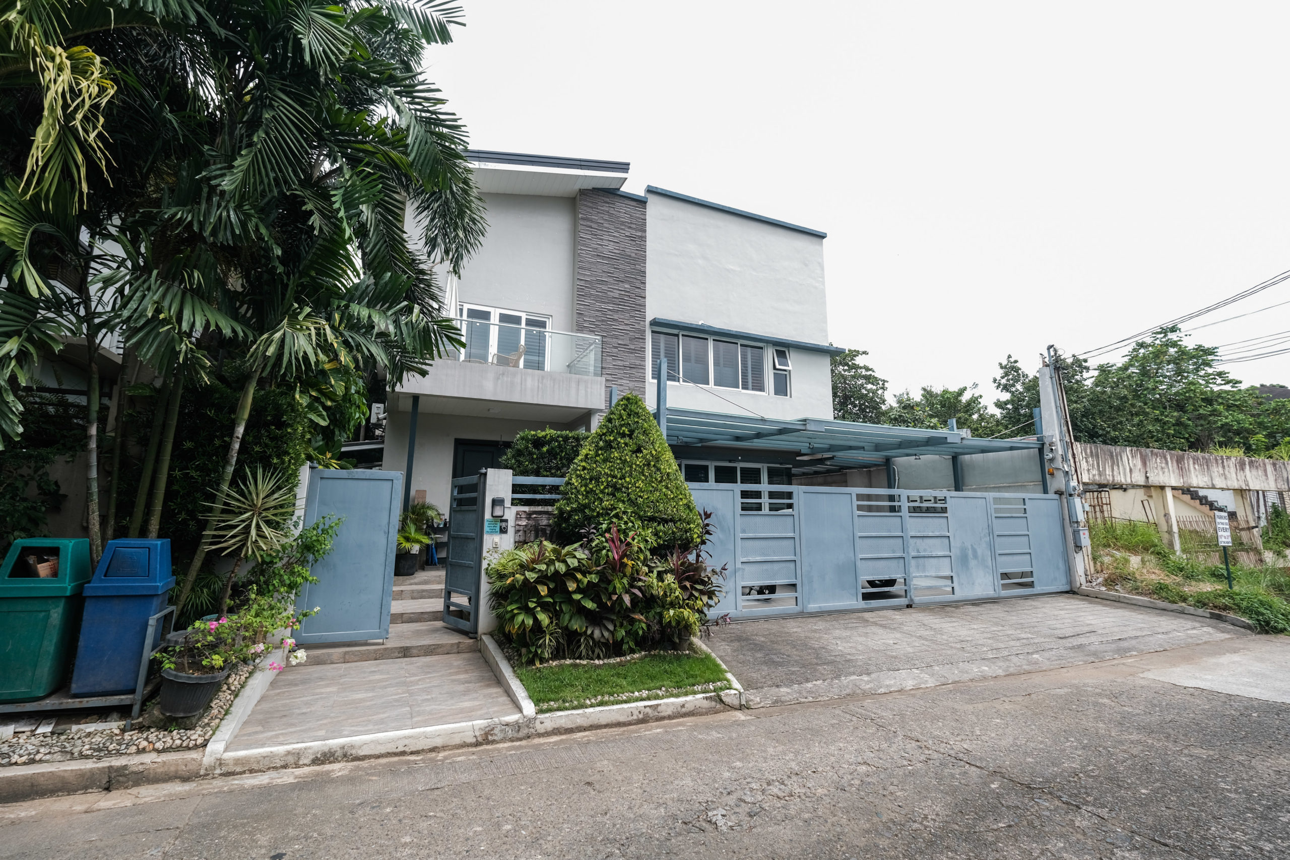 Stylish5-BedroomHouseforSaleinCapitolHomes,QuezonCity-2.jpg