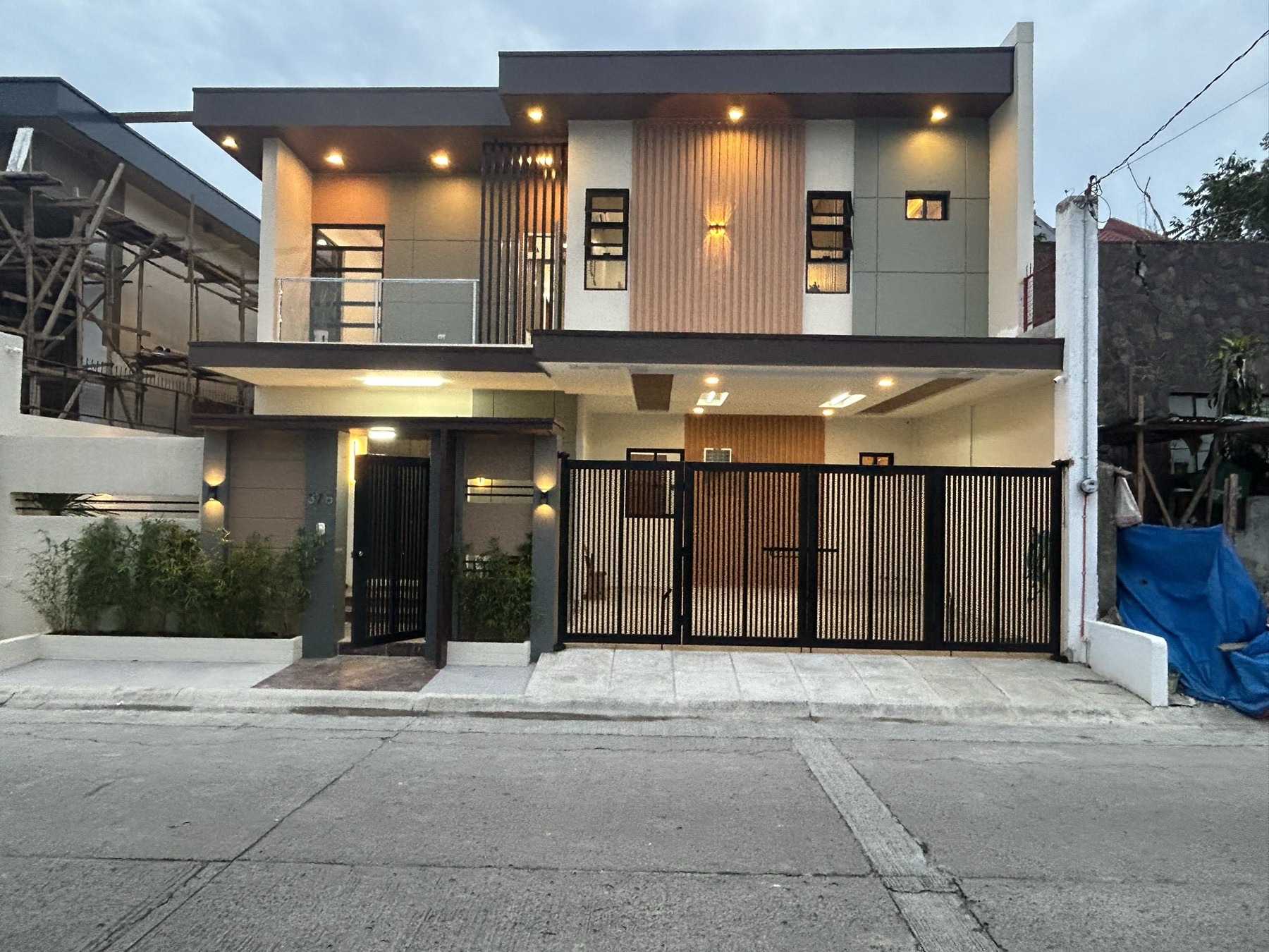 Contemporary3-BedroomHouseforSaleinTalonDos,LasPiñasCity-1.jpg