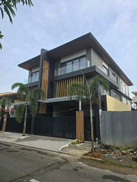 Contemporary7-BedroomHouseforSaleNearCongressional,QuezonCity-1.jpg