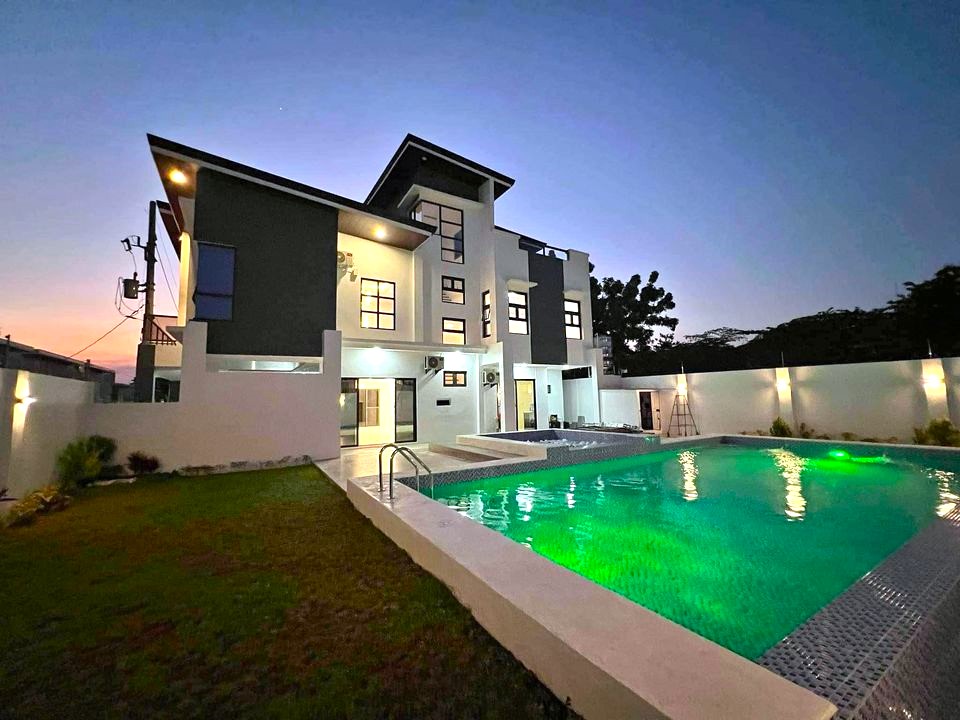 Ultramodern6-BedroomHouseforSaleinMultinationalVillageParanaque-1.jpg