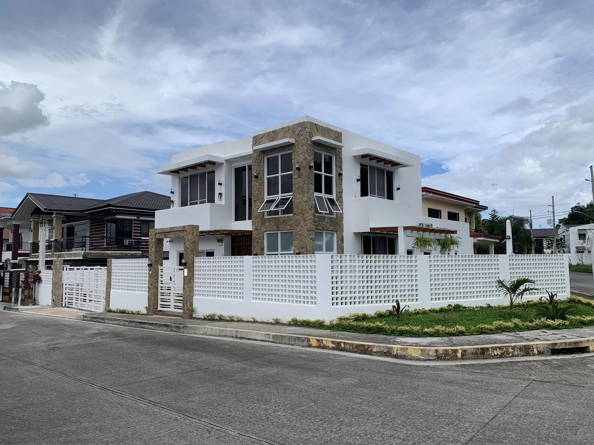 Elegant4-BedroomHouseforSaleinRivieraGolf&CountryClub,Silang,Cavite-2.jpg