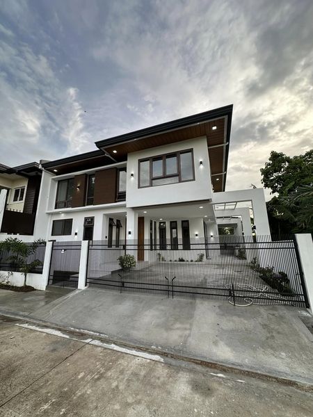 3-BedroomModernFilipinoHouseforSaleinLaResidencia,Sta.Rosa,Laguna-1.jpg