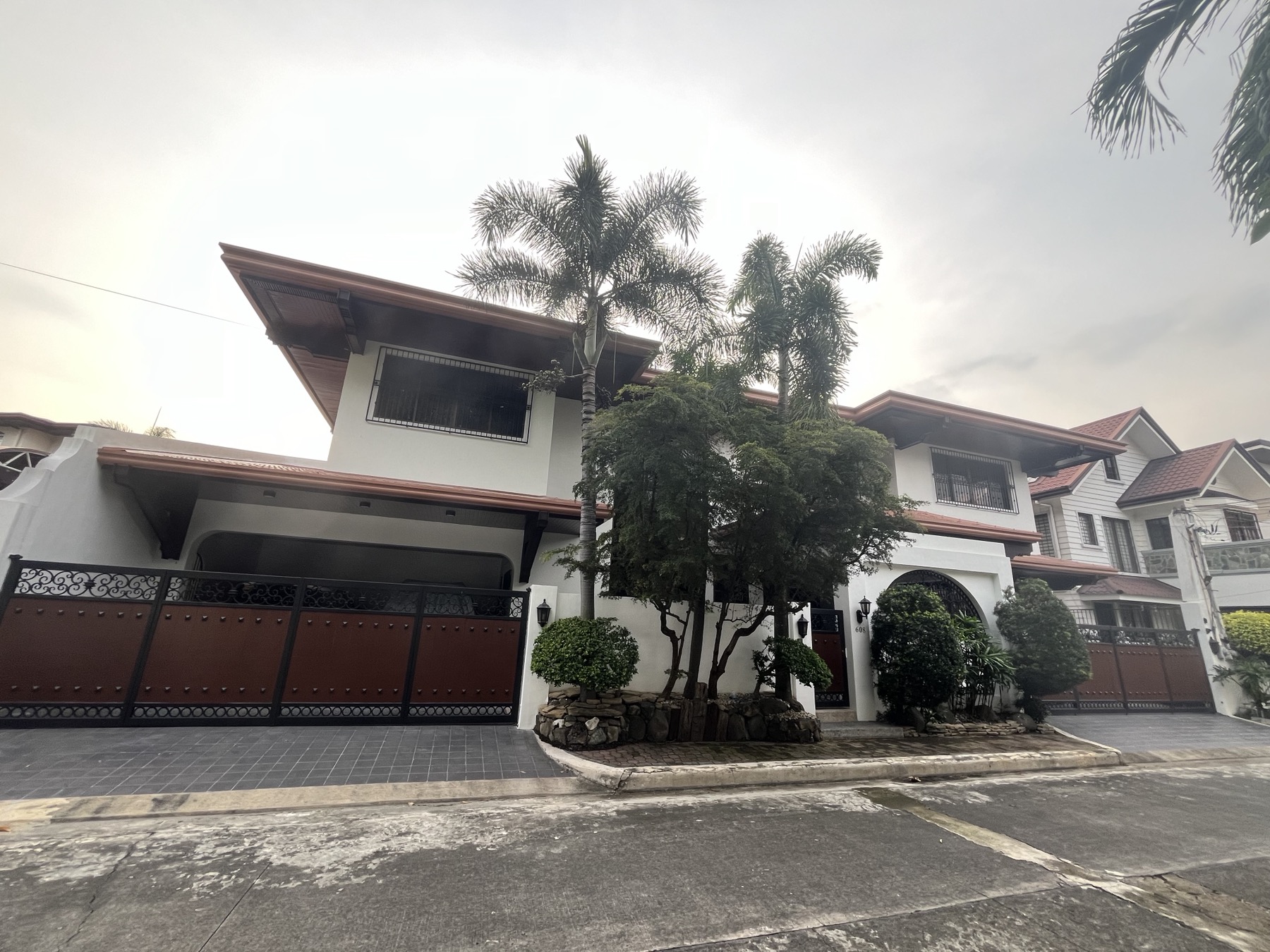 Pristine 4-BedroomHouseforSaleinPulangLupaDos,LasPiñasCity-1.jpg