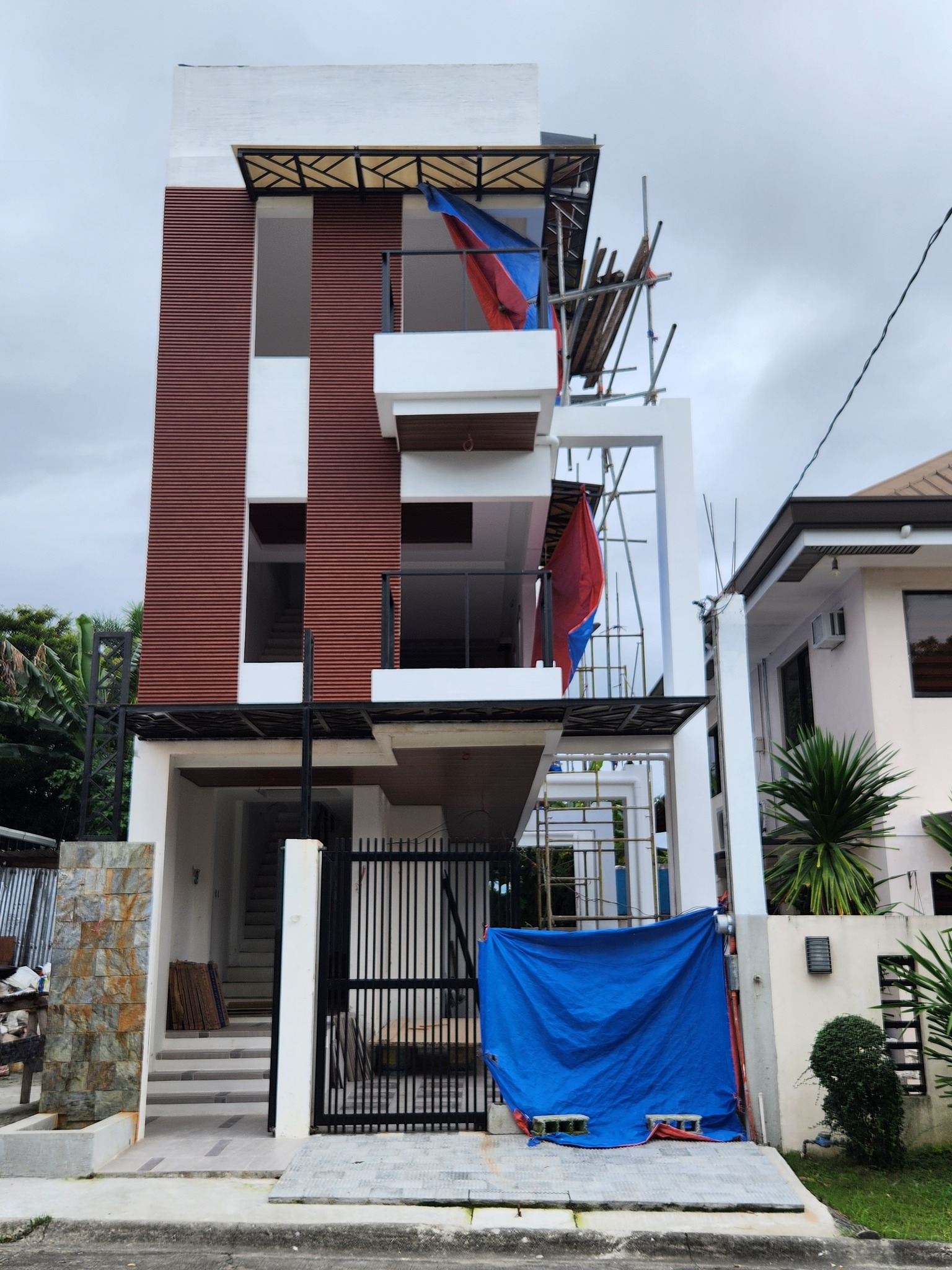 Charming3-BedroomHouseandLotforSaleinPoblacion,Muntinlupa-1.jpg