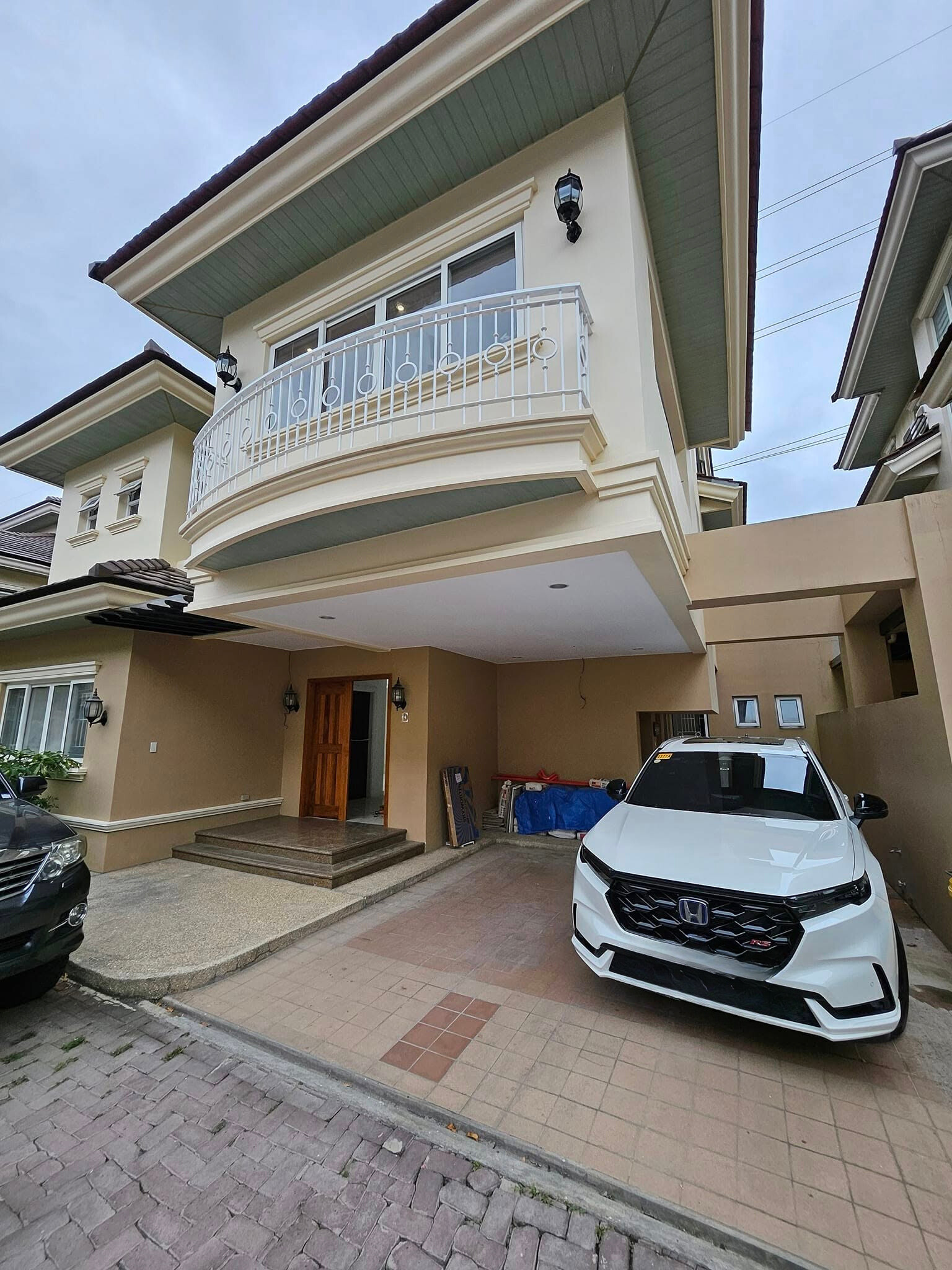 Beautiful5-BedroomTownhouseforSaleinNewManila,QuezonCity-1.jpg