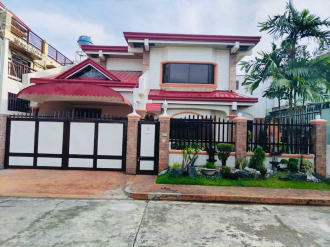 Sleek4-BedroomHouseandLotforSaleinGreenwoods,CaintaRizal-1.jpg