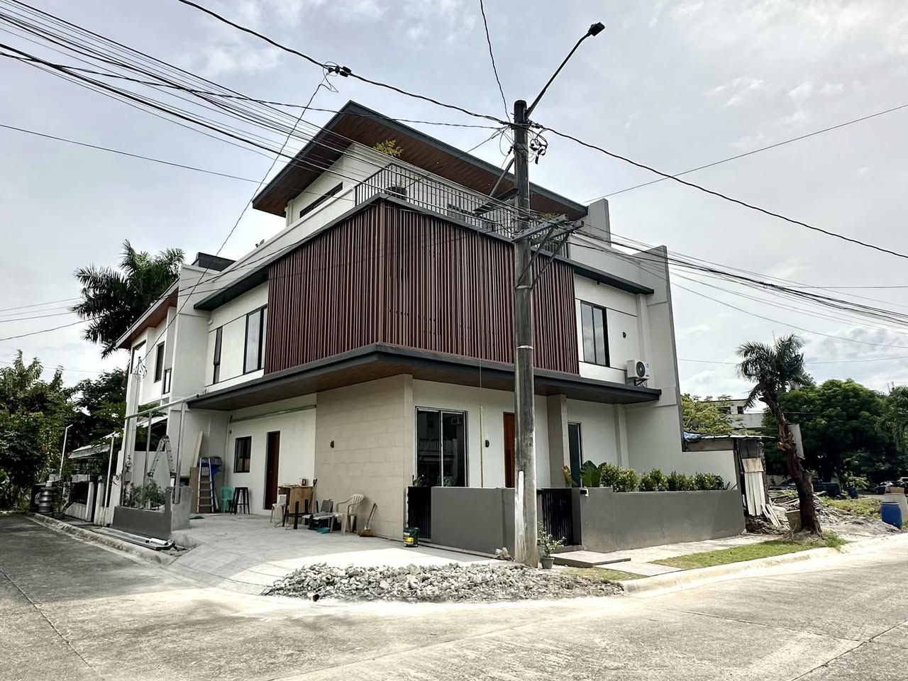 Sensational4BedroomHouseandLotinFilinvestEastCainta-1.jpg