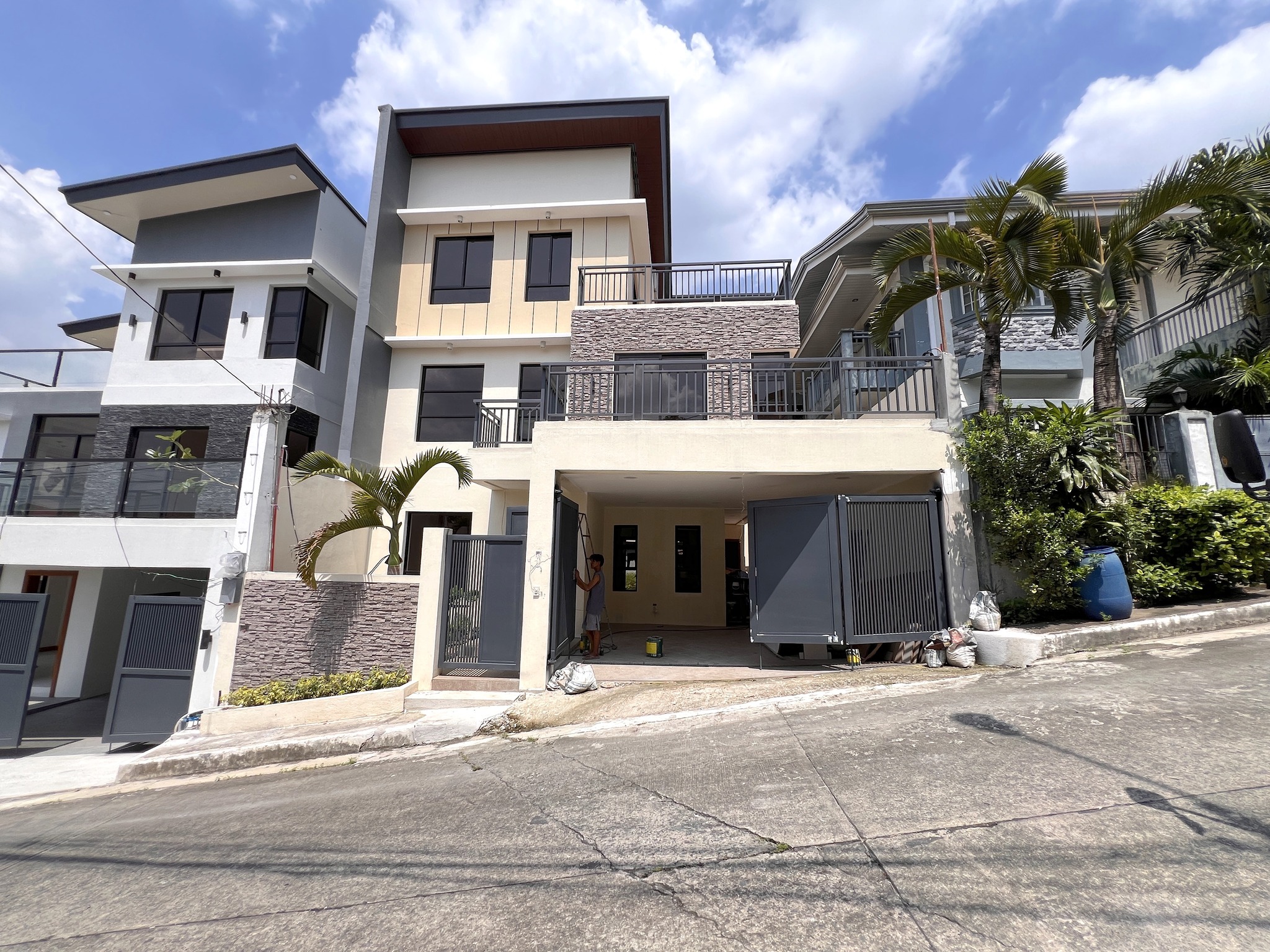 Modern6-BedroomHouseforSaleinVistaRealExec.Village,Brgy.BatasanHills,QuezonCity-1.jpg