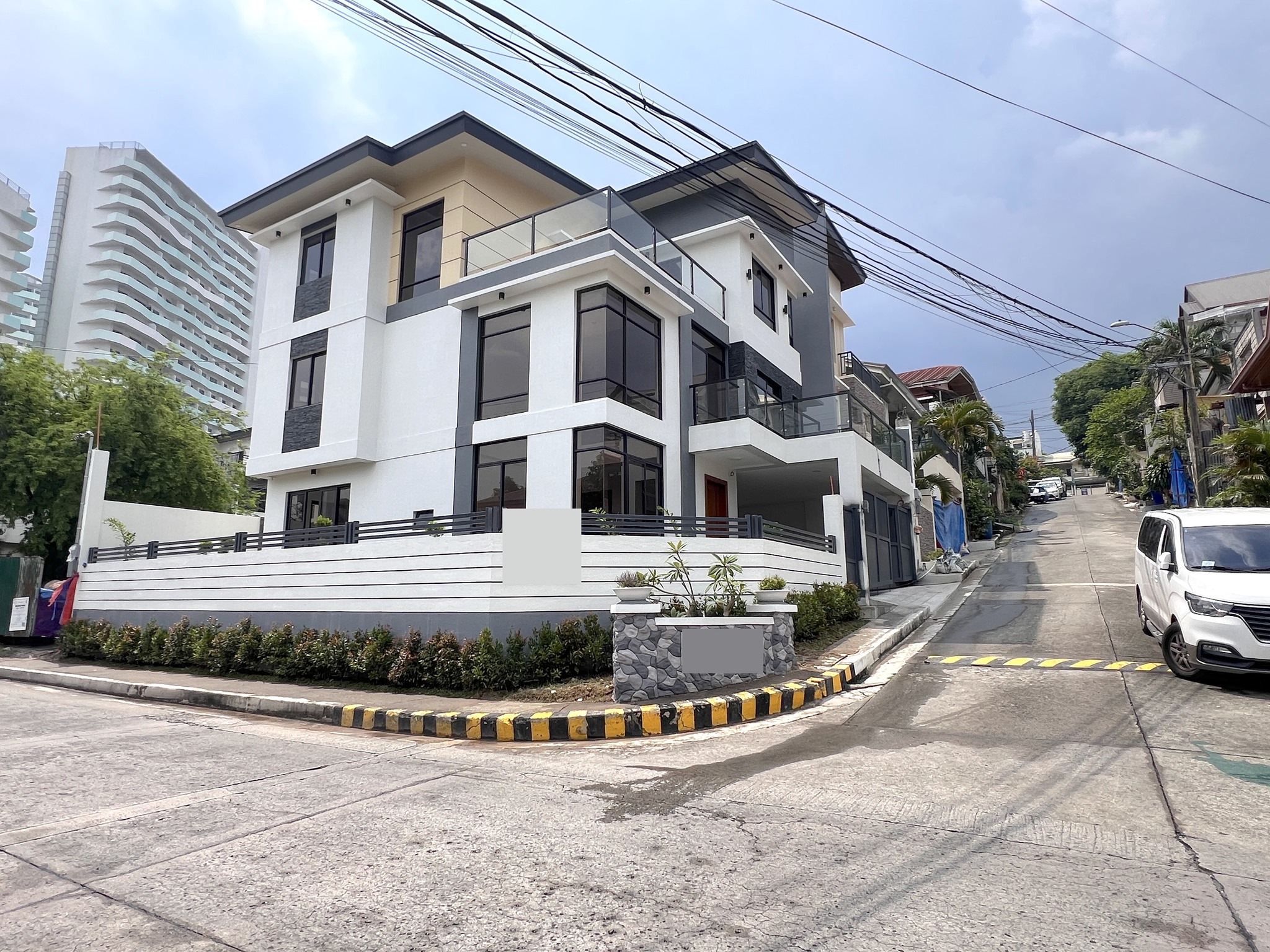 Modern6-BedroomHouseforSaleinVistaRealExecutiveVillage,QuezonCity-1.jpg