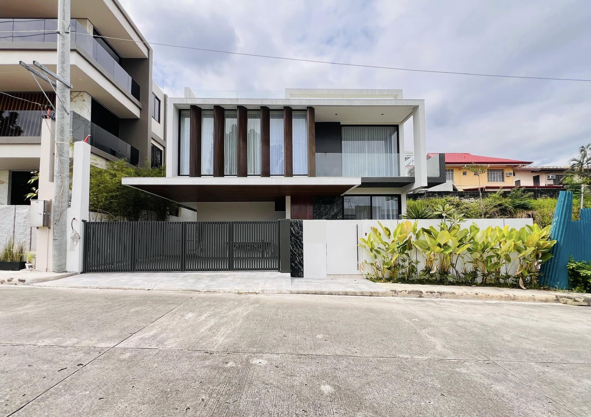 Brilliant4-BedroomHouseandLotforSaleinTivoliRoyal,QuezonCity-1.jpg