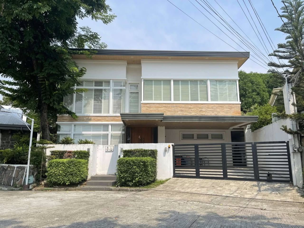 Stunning3-BedroomHouseandLotforSaleinUPS5,Parañaque-1