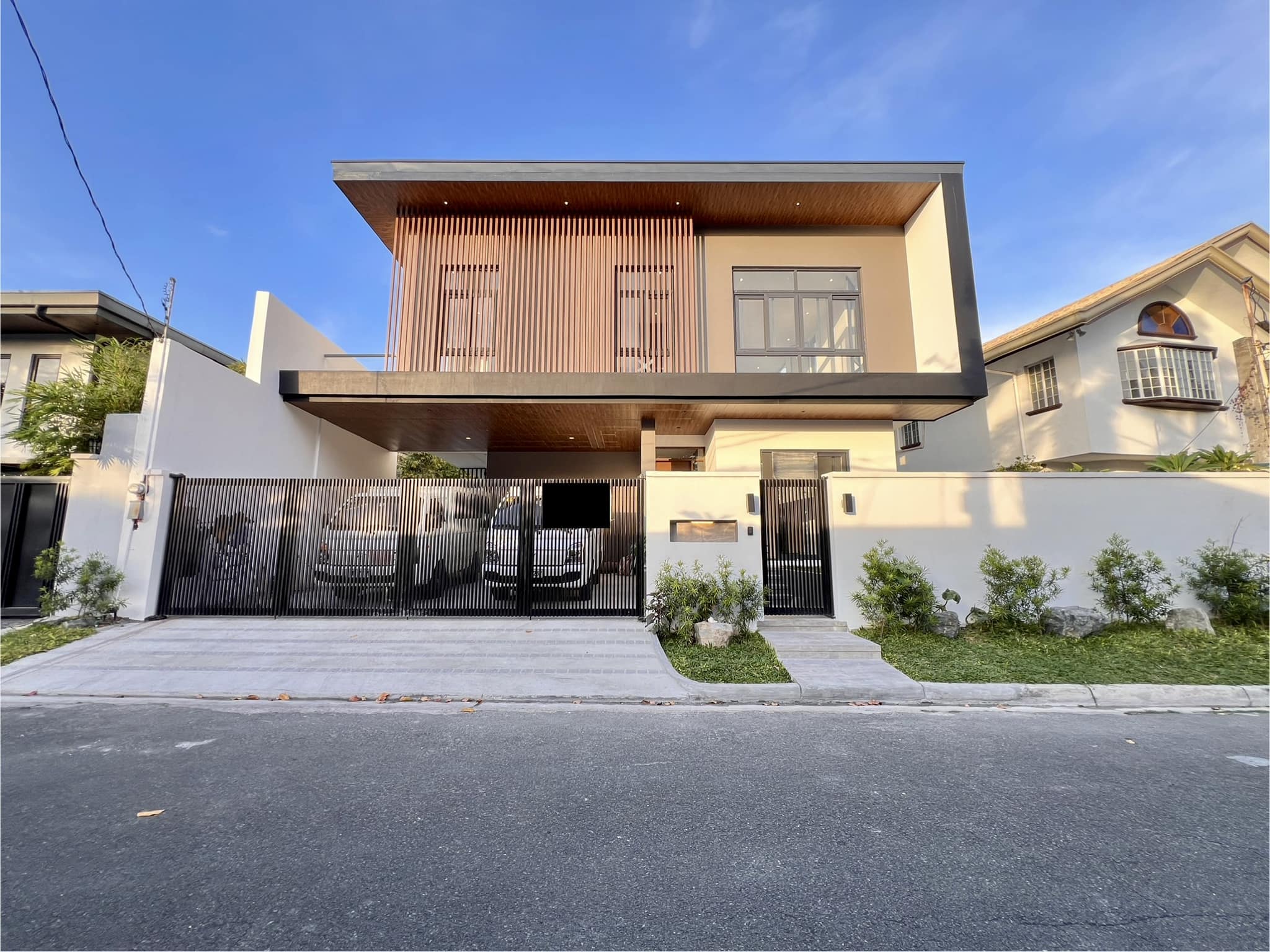 Astonishing5-BedroomHouseandLotforSaleinMoonvilleSubd.,ParañaqueCity-1.jpg