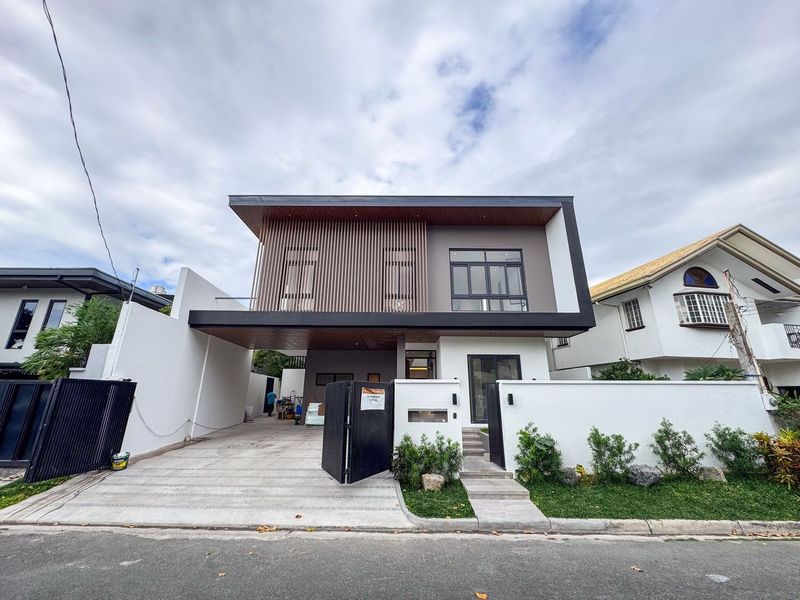 Astonishing5-BedroomHouseandLotforSaleinMoonvilleSubd.,ParañaqueCity-1.jpg