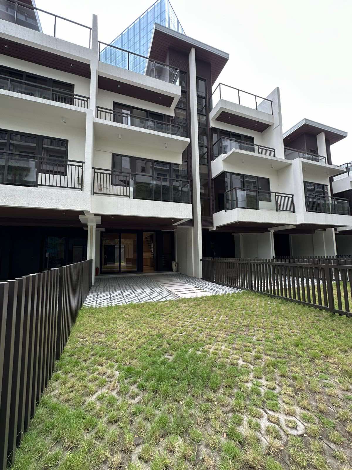 Prisitine5-BedroomTownhouseinMandaluyong-1.jpg