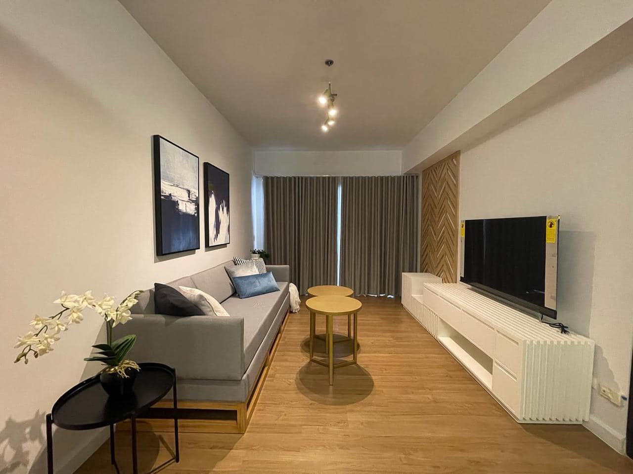 Refined1-BedroomwithBalconyCondoUnitforSaleinTwoMaridienTower,BGC,Taguig-1.jpg