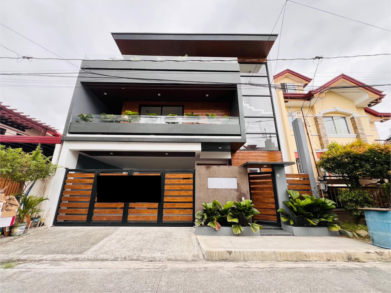 Contemporary6-BedroomHouseandLotforSaleinGreenwoodsExecutiveVillage,CaintaRizal-1.jpg