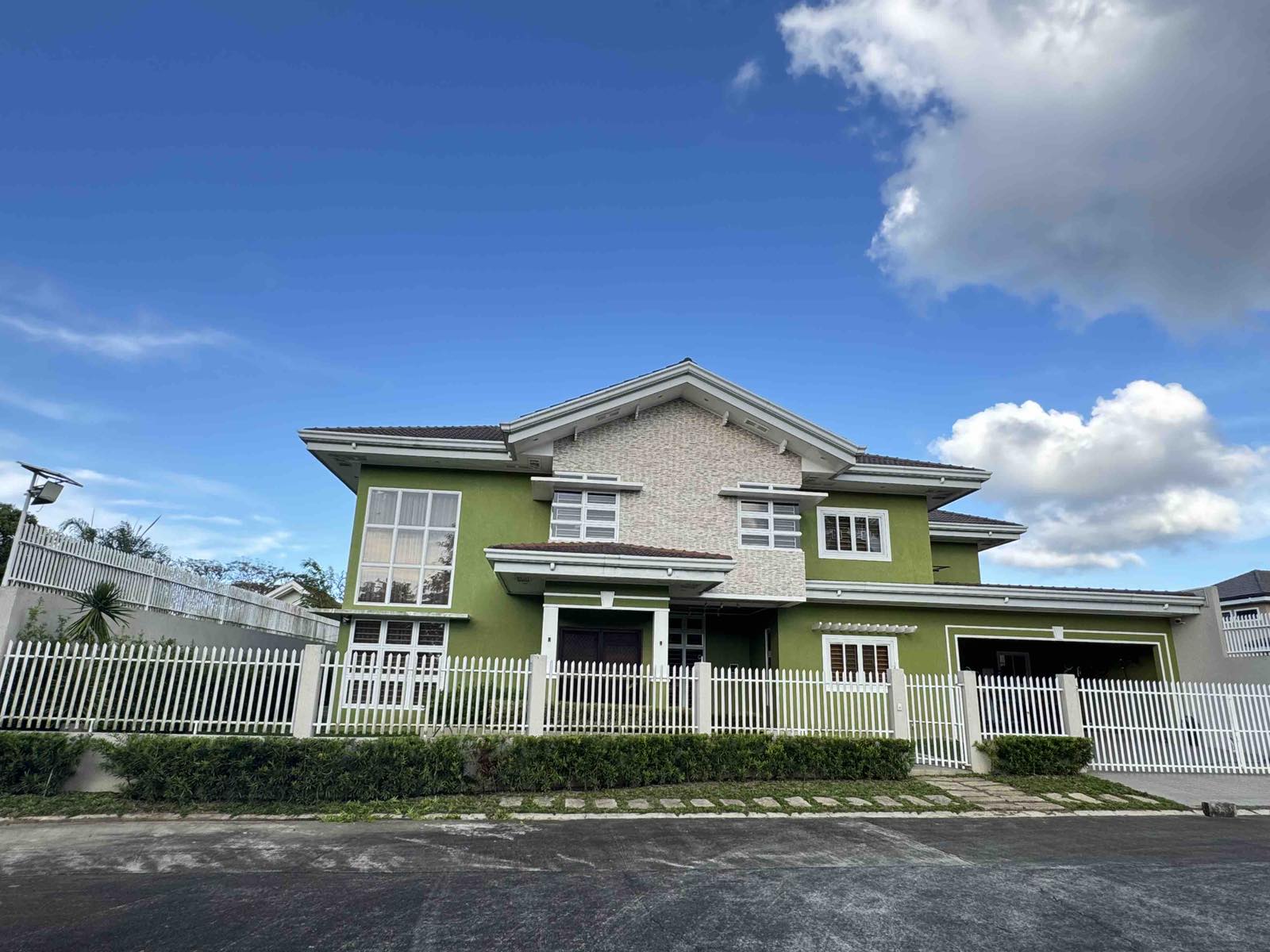 Radiant4-BedroomHouseandLotinPaliparan2,Dasmariñas,Cavite-1.jpg