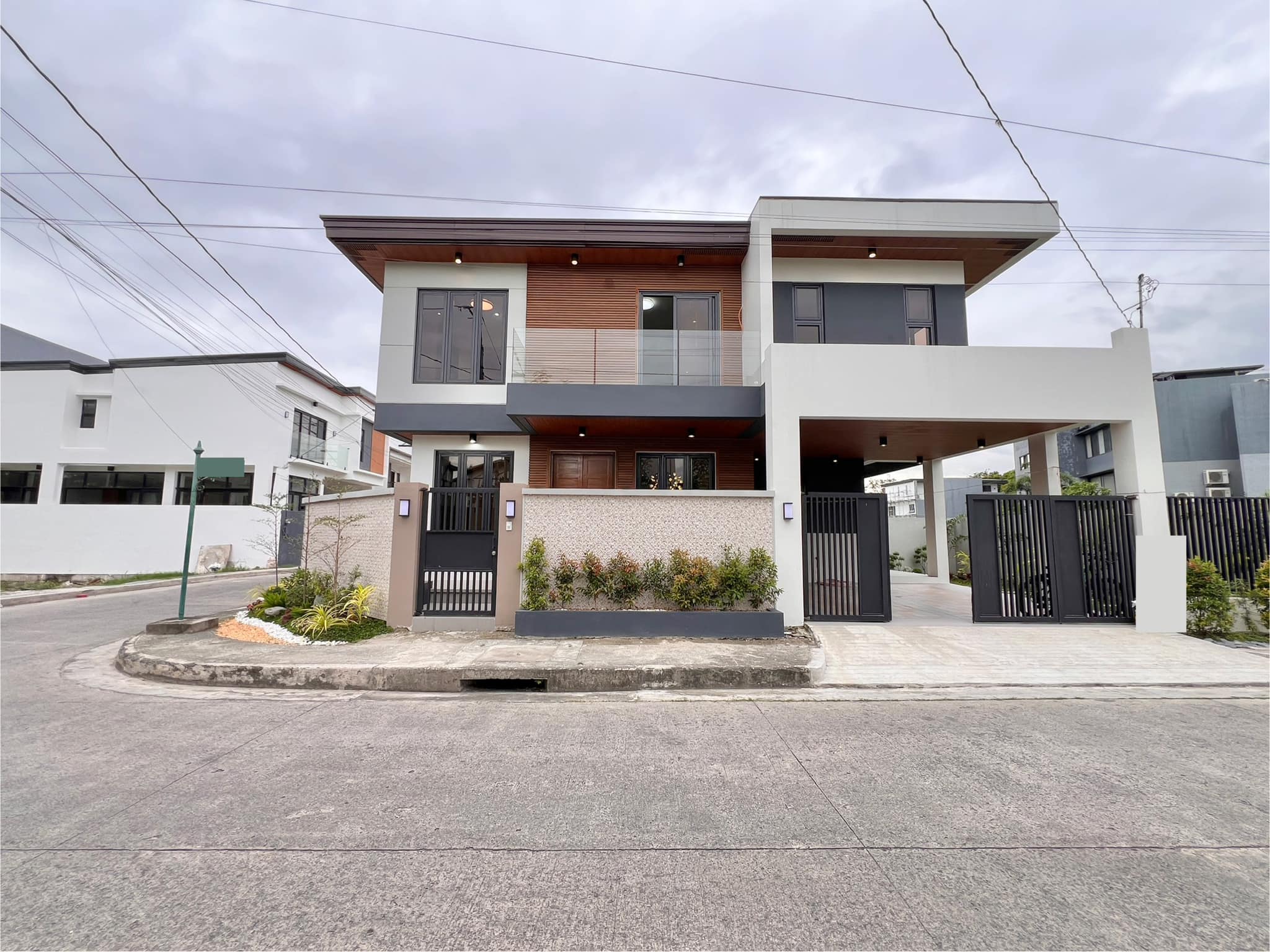 Iconic3-BedroomHouseandLotforSaleinGreenwoodsExecutiveVillage,TaytayRizal-1.jpg