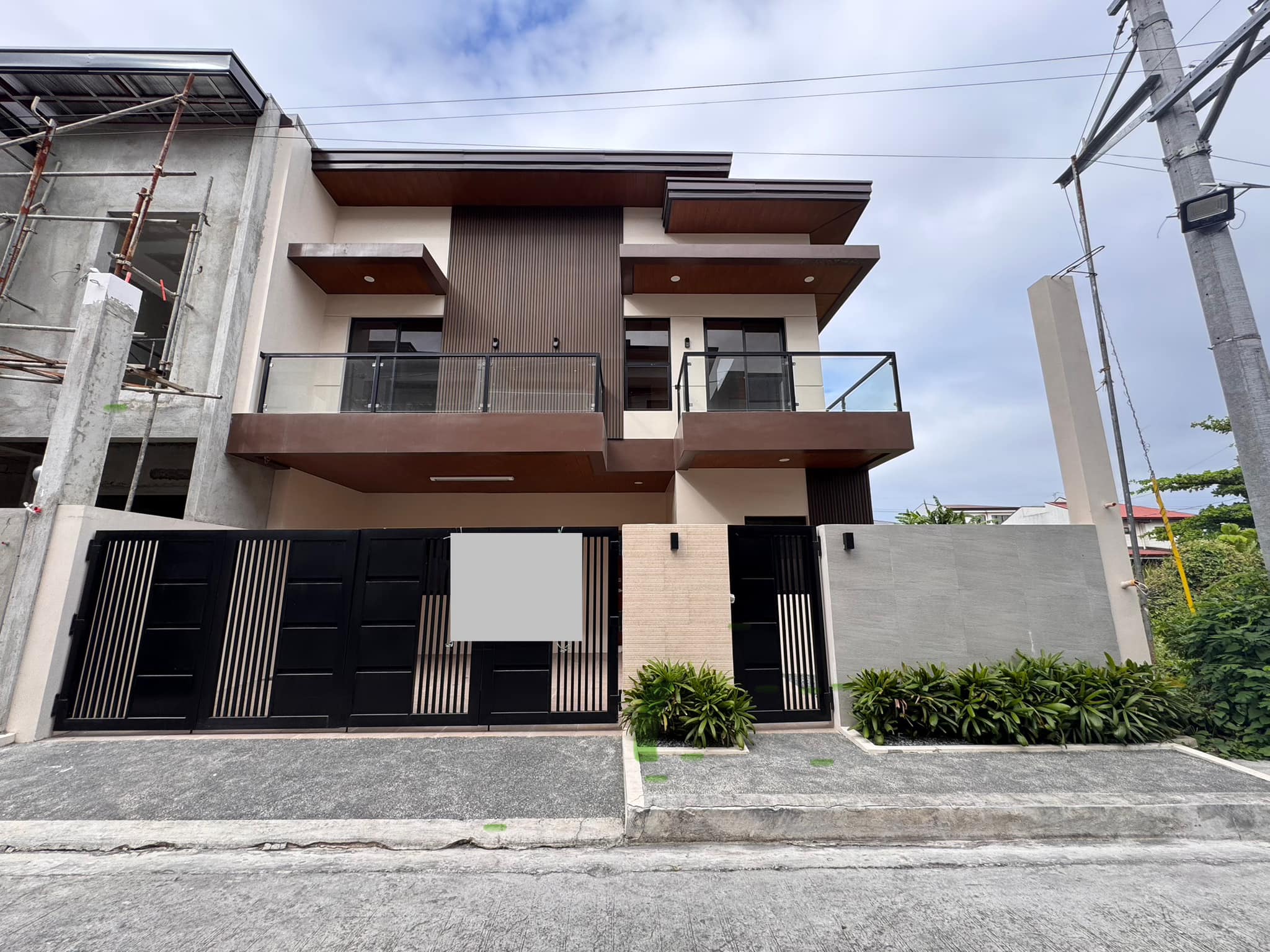 Modern4-BedroomHouseandLotforSaleinGreenwoodsExecutiveVillage,TaytayRizal-1.jpg