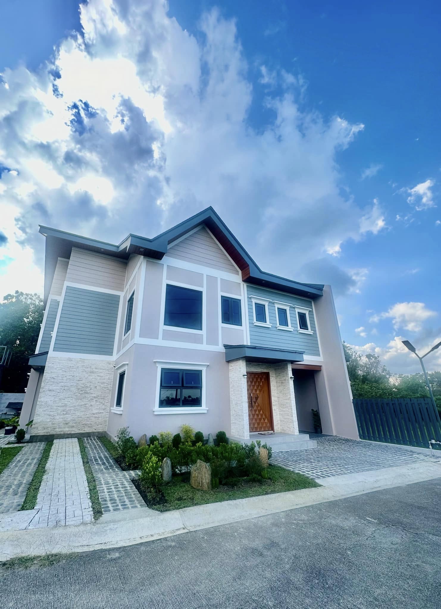 Modern4-BedroomCountryStyleHouseforSaleinMendez,Tagaytay-1.jpg