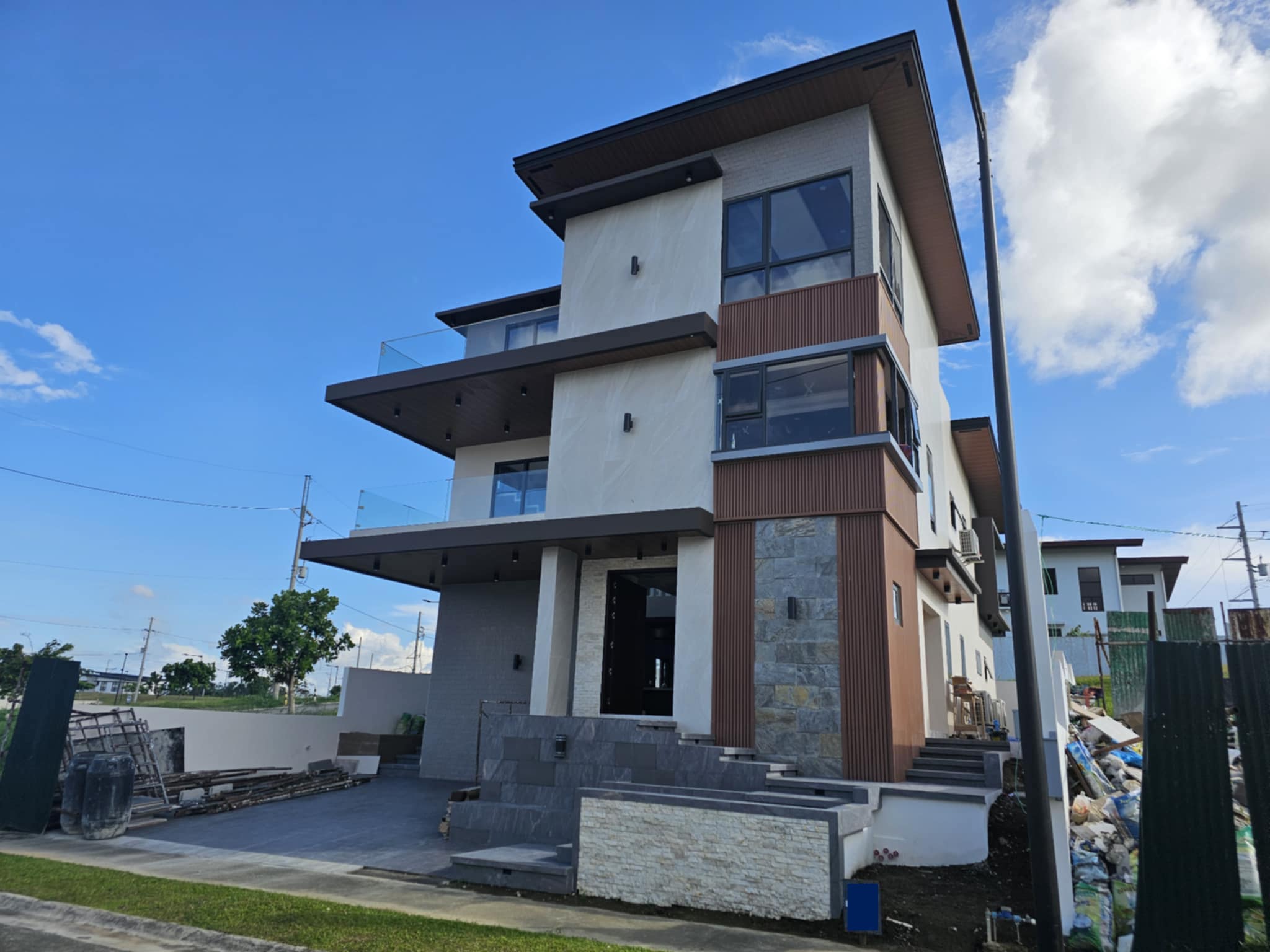 Outstanding4-BedroomHouse andLotforSaleinMondia,Nuvali,Laguna-1.jpg