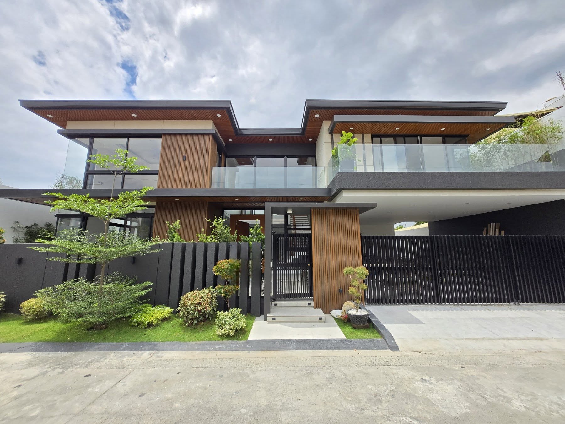 BrandNew6-BedroomHouseandLotforSaleinBFHomes,ParañaqueCity-1.jpg