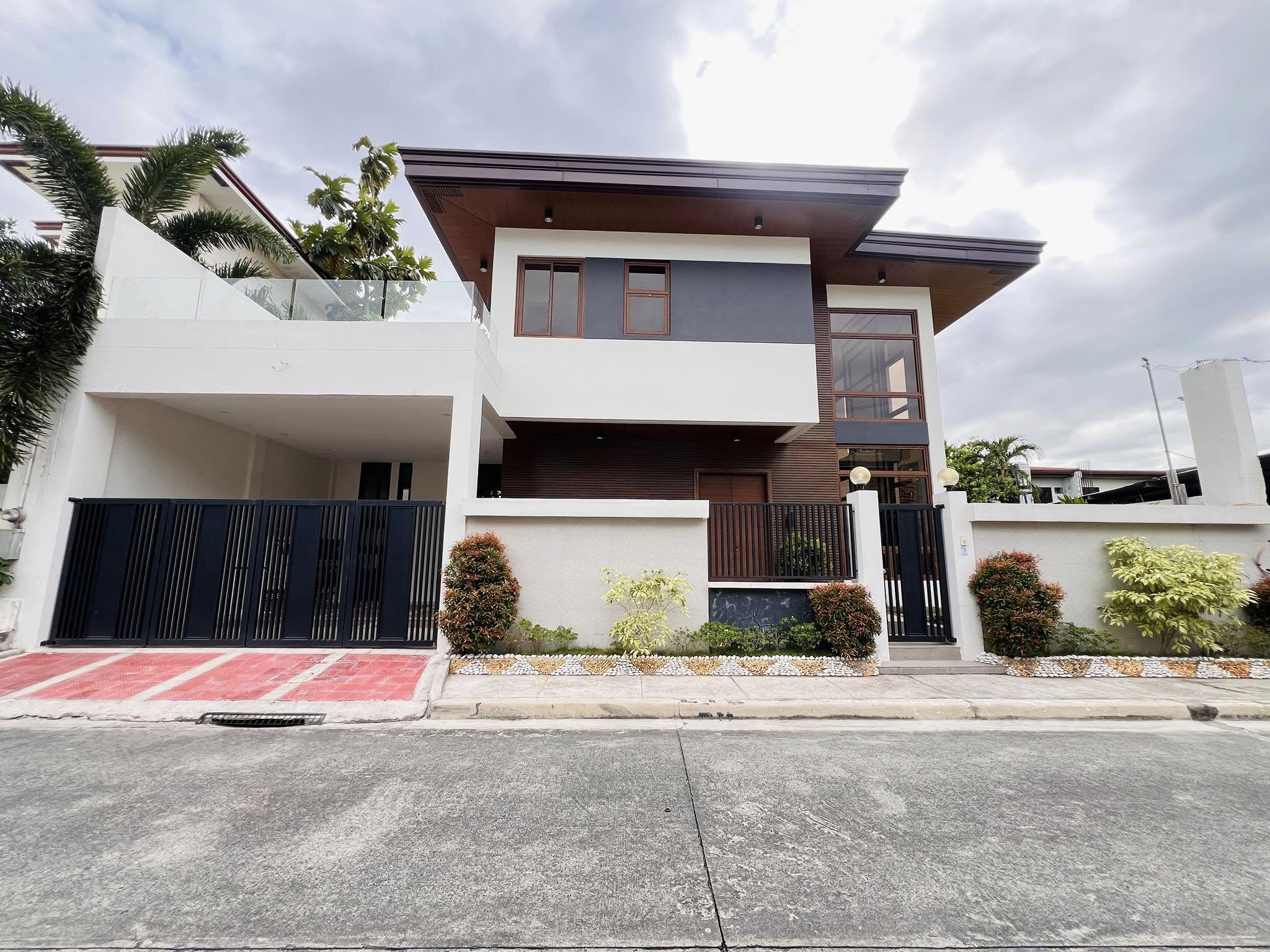 Radiant4-BedroomHouseandLotforSaleinGreenwoodsExecVillage,Cainta,Rizal-1.jpg